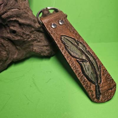 Schlüsselanhänger aus Vollleder mit Federpunzierung – personalisiert mit Initialen