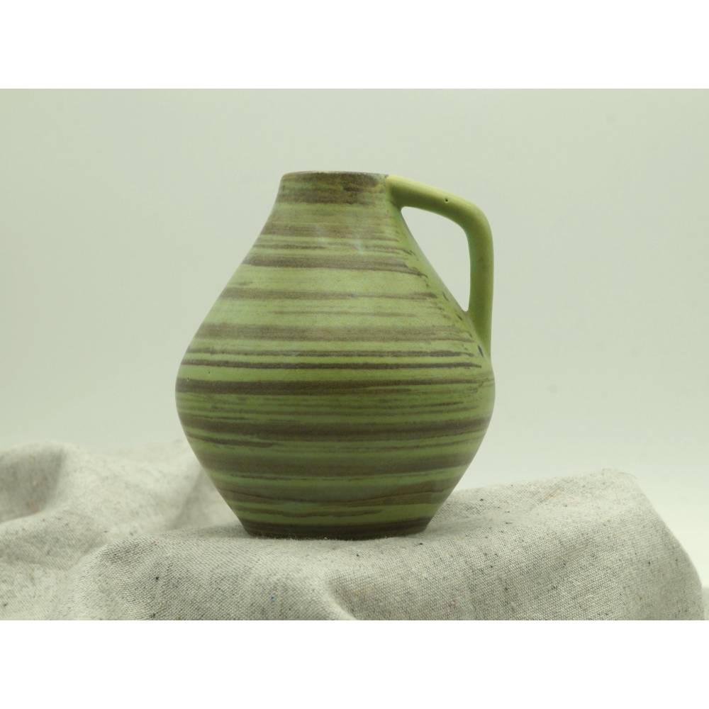 Kleine Henkelvase Keramik grüne Blumenvase Monofleur Tischvase mit Henkel lindgrüne Vase Mid Century DDR 60er H 11 cm