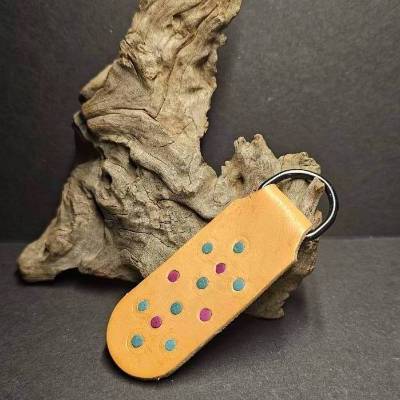 Schlüsselanhänger mit Einlegearbeit in Rot und Grün – Handgefertigt, Braun, 8 cm x 3,0 cm