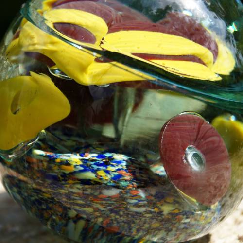 Vintage Paperweight aus Glas mit 5 Trompenblumen Glaskugel Briefbeschwerer mundgeblasene Verzierungen Abrissglas Deko