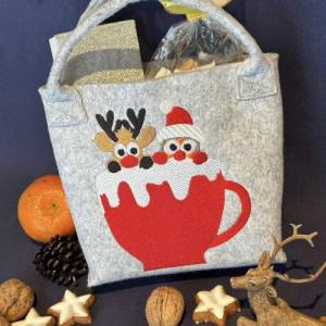 Stickdatei Tasse mit Weihnachtsmann und Rentier Aplikation und Vollstick Variante in 13x18,20x20,20x26 cm