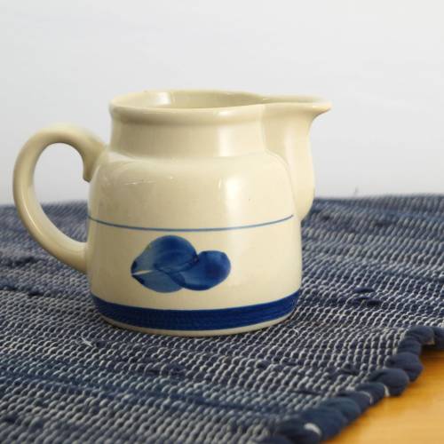 Alter Milchkrug kleine Milchkanne Mid Century Krug Sauciere Keramik Henkelkrug 500 ml Weiß Blau Elsterwerda