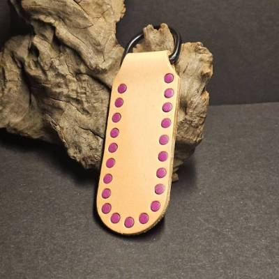 Schlüsselanhänger mit roter Einlegearbeit – Handgefertigt, braun, abriebfest