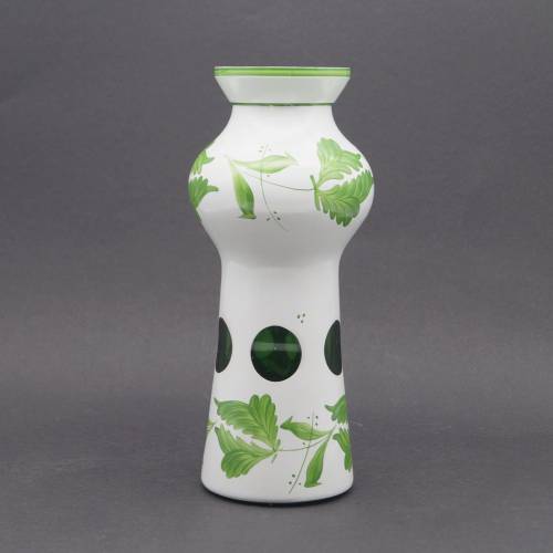 Schlanke Blumenvase, Vase, grünes Glas mit weißem Überfang, DDR Ilmenau Wasungen, Glasvase, handgemaltes Blättermotiv