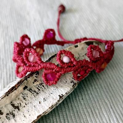 zierliches Makramee Armband in der Farbe beere mit diversen kleinen Perlen