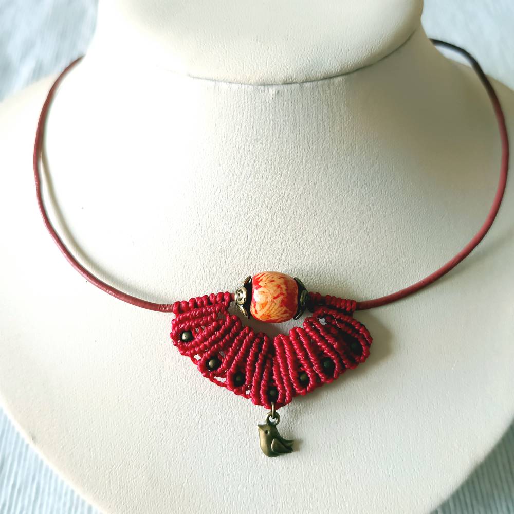 Makramee Kette mit Lederband in rot mit einer bemalten Holzperle und einem bronzefarbenen Metallanhänger Motiv Vogel Bild 1