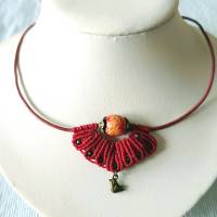 Makramee Kette mit Lederband in rot mit einer bemalten Holzperle und einem bronzefarbenen Metallanhänger Motiv Vogel