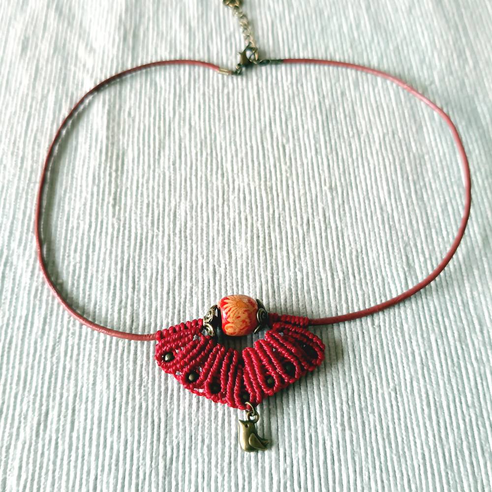 Makramee Kette mit Lederband in rot mit einer bemalten Holzperle und einem bronzefarbenen Metallanhänger Motiv Vogel Bild 2