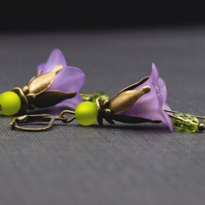 Blütenohrringe lila Acrylblüten, Glasperlen olivgrün, Polaris Perlen