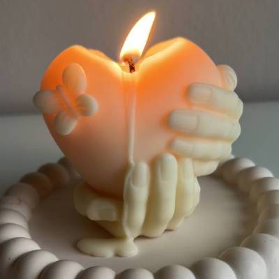 Herzkerze Kerze in Herzform Herz in der Hand  Valentinstag Geschenk