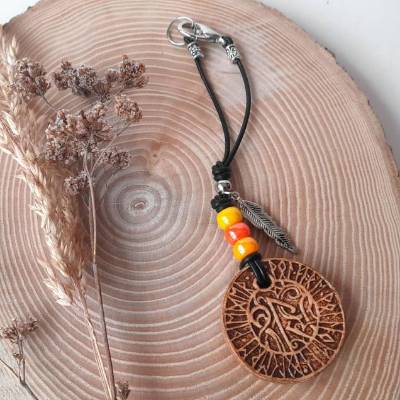 Runenanhänger mit Feder fürs Auto mit Reiserune Raidho und Segensspruch, Glücksbringer