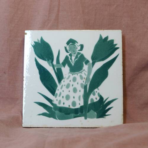 Historische Wandfliese alte Schmuckfliese Dekorfliese alte Zierfliese 15x15 cm Trachtenmädchen Kacheln 20er Boitzenburg
