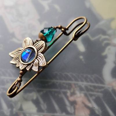 Tuchnadel Lotus Pfau und Kristall, funkelnde Schalnadel in Smaragdgrün und Bronze N-7-AB-34