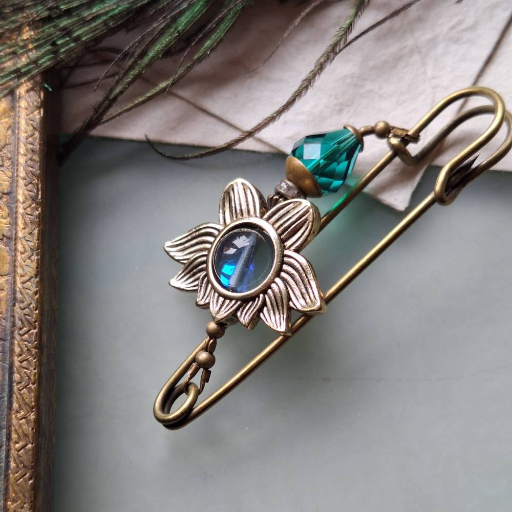 Tuchnadel Lotus Pfau und Kristall, funkelnde Schalnadel in Smaragdgrün und Bronze N-7-AB-34 Bild 10