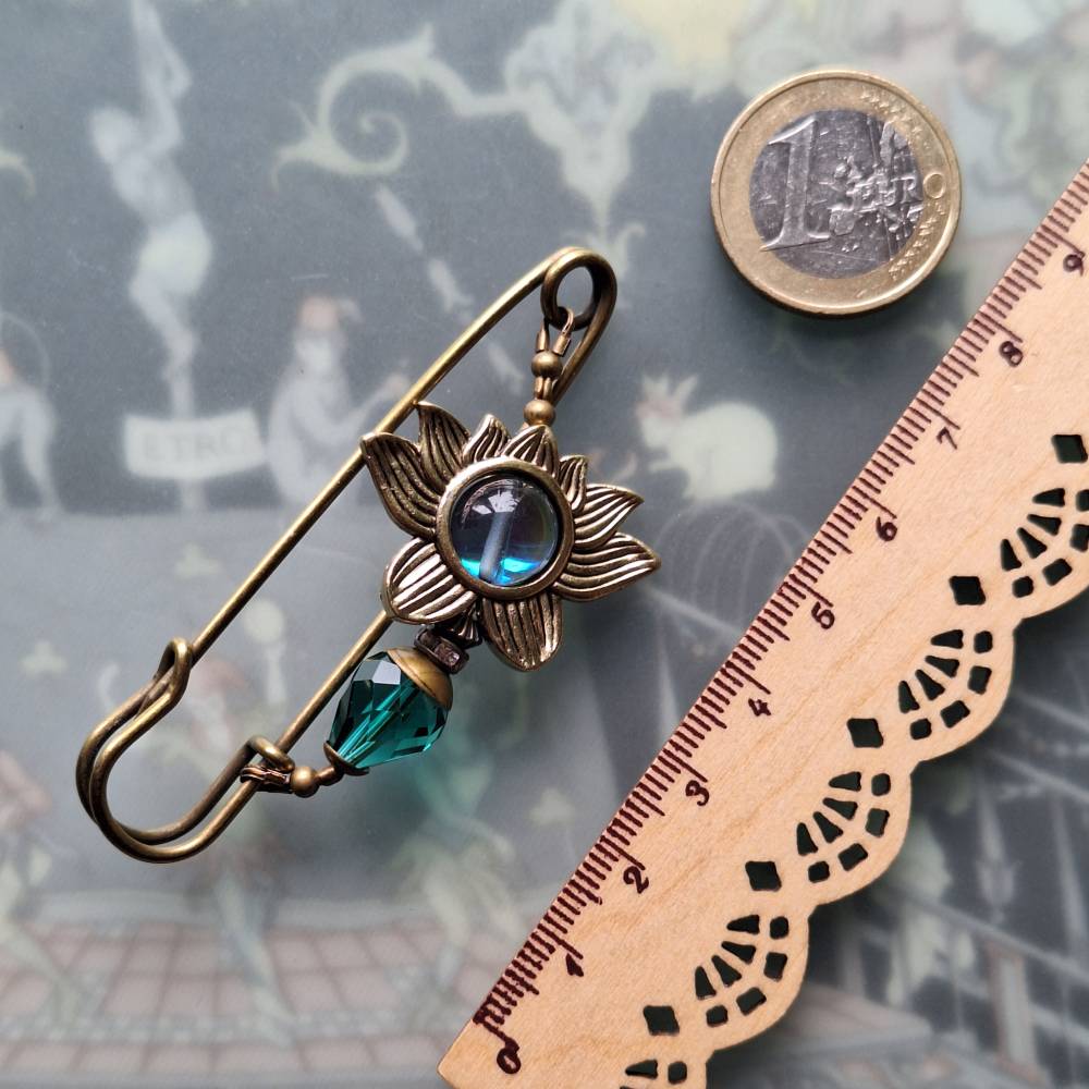 Tuchnadel Lotus Pfau und Kristall, funkelnde Schalnadel in Smaragdgrün und Bronze N-7-AB-34 Bild 3