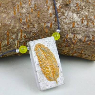 Gelbe Feder in Beton - ein Halsschmuck für Individualisten. Betonschmuck - Einzelstück