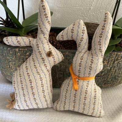Hasenpaar aus geblümtem Baumwollstoff, genähte Hasen im Set für Frühjahrs- und Osterdekoration