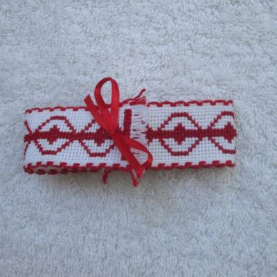 Halsband für Osterlamm Aidastoff bestickt, Kreuzstich rot weiß