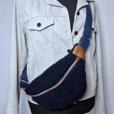Bauchtasche Crossbody aus dunkelblauem Teddy