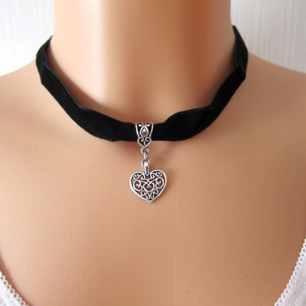 Choker Kette schwarz silberfarben  Samtband Halsband mit Herz Anhnger  Kropfband