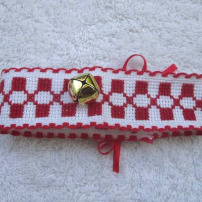 Halsband für Osterlamm Aidastoff bestickt, Kreuzstich rot weiß