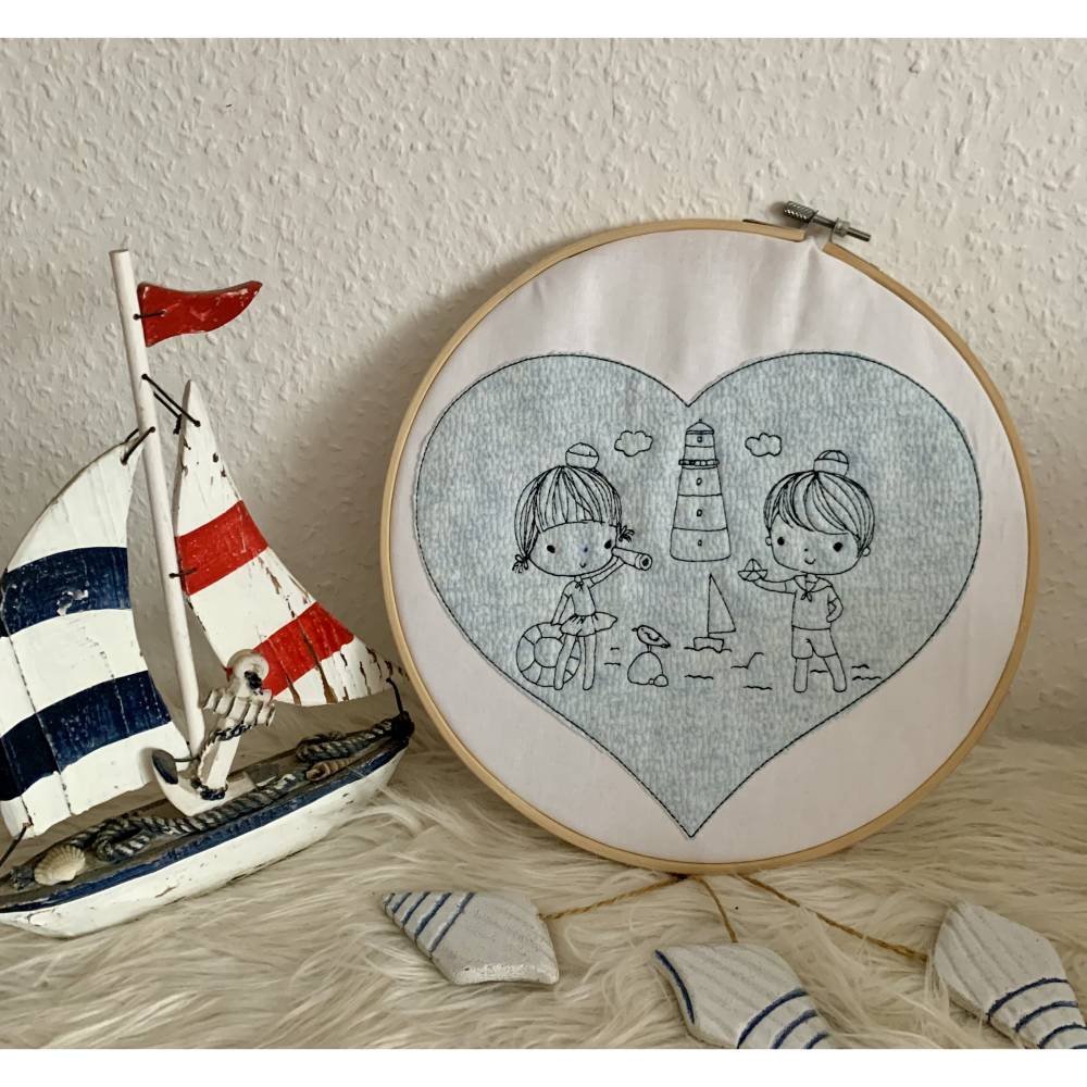 Stickdatei Maritim Junge und Mädchen mit Leuchtturm Komplett Motiv Kissenmotiv Set 916 Bild 2