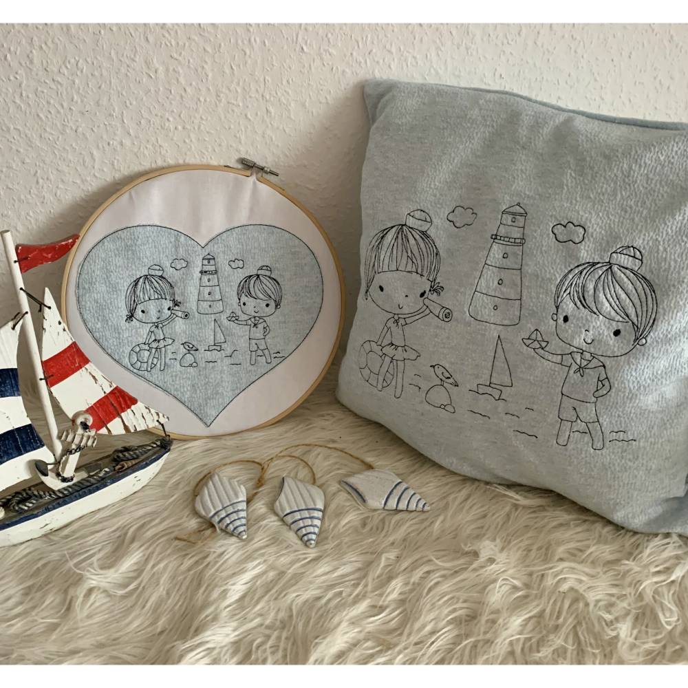 Stickdatei Maritim Junge und Mädchen mit Leuchtturm Komplett Motiv Kissenmotiv Set 916 Bild 4
