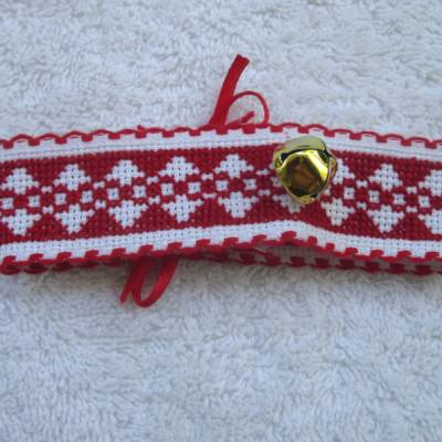 Halsband für Osterlamm Aidastoff bestickt, Kreuzstich rot weiß