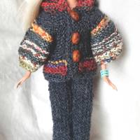 Handgestricktes 3-teiliges Unikat Outfit für 28cm Spielpuppen – Kapuzenjacke, Hose & Gurt