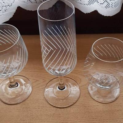 Vintage 70er geschliffene Trinkgläser – Weingläser, Sektgläser & Cognacschwenker im Set