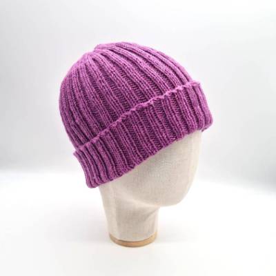 Gestrickte Mütze breite Rippe mit Umschlag unisex aus Wolle (Merino) in beere flieder, handgestrickt,lapiccolaAntonella