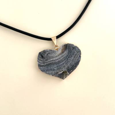 Halskette mit Chalcedon Herz No3, Naturbruch, Kette aus Echtleder
