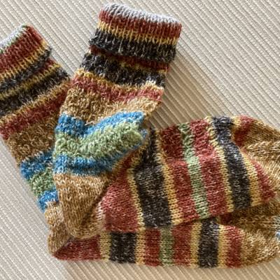 Kindersocken Gr. 31-32 bunte Streifen mit ocker  Kindersocken handgestrickt mit Bumerangferse