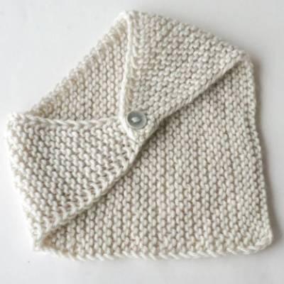 weiches Babyhalstuch gestrickt ecru – weiches Spucktuch & Lätzchen mit Knopf | 0-12 Monate | handgemachtes Dreieckstuch, uni neural Halstuch Baby, Hautfreundlich, maschinenwaschbar, handgemacht.