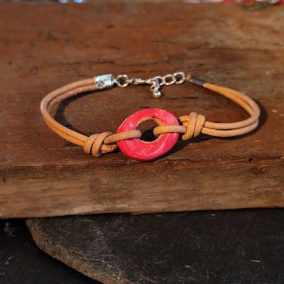 Beiges Lederarmband mit roter Perle aus Keramik, handgemachter Bohoschmuck für Damen und Herren