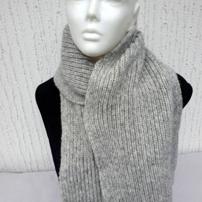 Strickschal Unisex Hellgrau – federleicht, warm & im Rippenmuster gestrickt