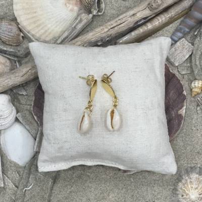 Ohrringe „Beach“ gold - Goldfarbene ovale Ohrstecker aus Edelstahl mit kleiner Kauri-Muschel