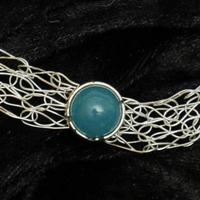 sanfter blauer Aquamarin - Damen-Collier gestrickt aus versilbertem Draht mit Aquamarin-Cabochon