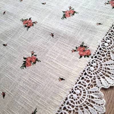 Tischläufer Rosenmuster naturweiß mit Baumwollspitze 1,10mx45cm – Landhaus Shabby Chic Deko