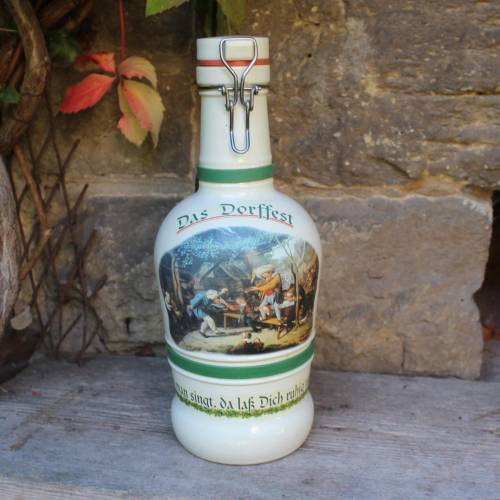 2 l Bierflasche Das Dorffest "Wo man singt da lass Dich ruhig nieder" Vintage 