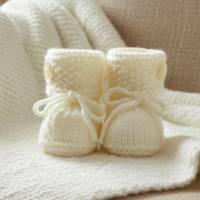Babyschuhe Taufschuhe Strickschuhe Baby creme uni neutral mit Knöpfen Taufe hellbeige 3-6 Monate