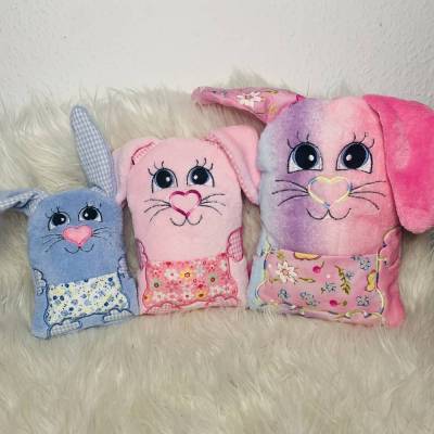 Stickdatei Hase mit Tasche – In the Hoop Set für Osterhase Kuscheltier | Design by Jasmina