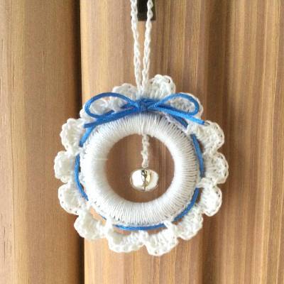 Weihnachts-Häkelkränzchen Geschenkeanhänger in weiß-hellblau mit Metallglöckchen von Hobbyhaus