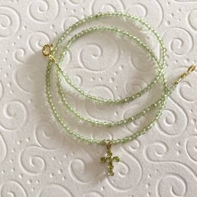 Peridotkette 40 cm mit Kreuz aus 9 ct Gold – Facettierte Peridotkugeln, Unikat, Geschenkidee