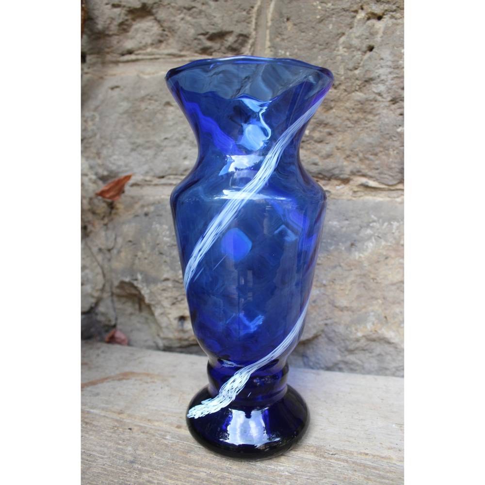 Vintage Vase 26 cm blaues Glas weiße Einschlüsse mundgeblasen