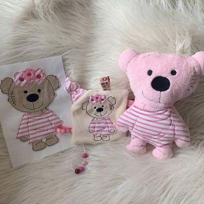 Stickdatei Doodle Teddy Bär Girl 3tlg. Set ITH 731 – Kuscheltier, Applikation & Schnullertuch In the Hoop