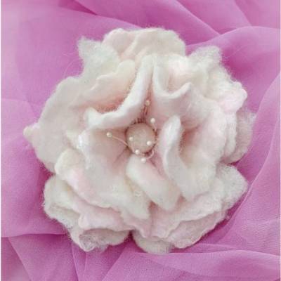 ANSTECKBLÜTE ROSARI handgearbeit aus Naturmaterial in Weiß/ Rosé