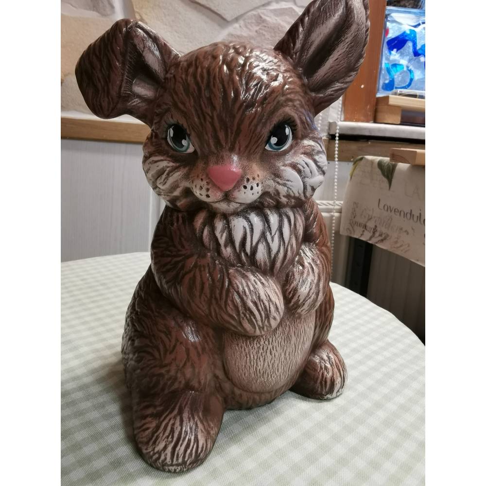 Smarter Osterhase aus Keramik
