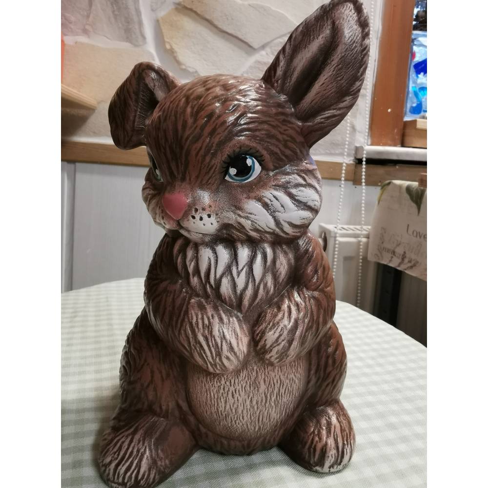 Smarter Osterhase aus Keramik