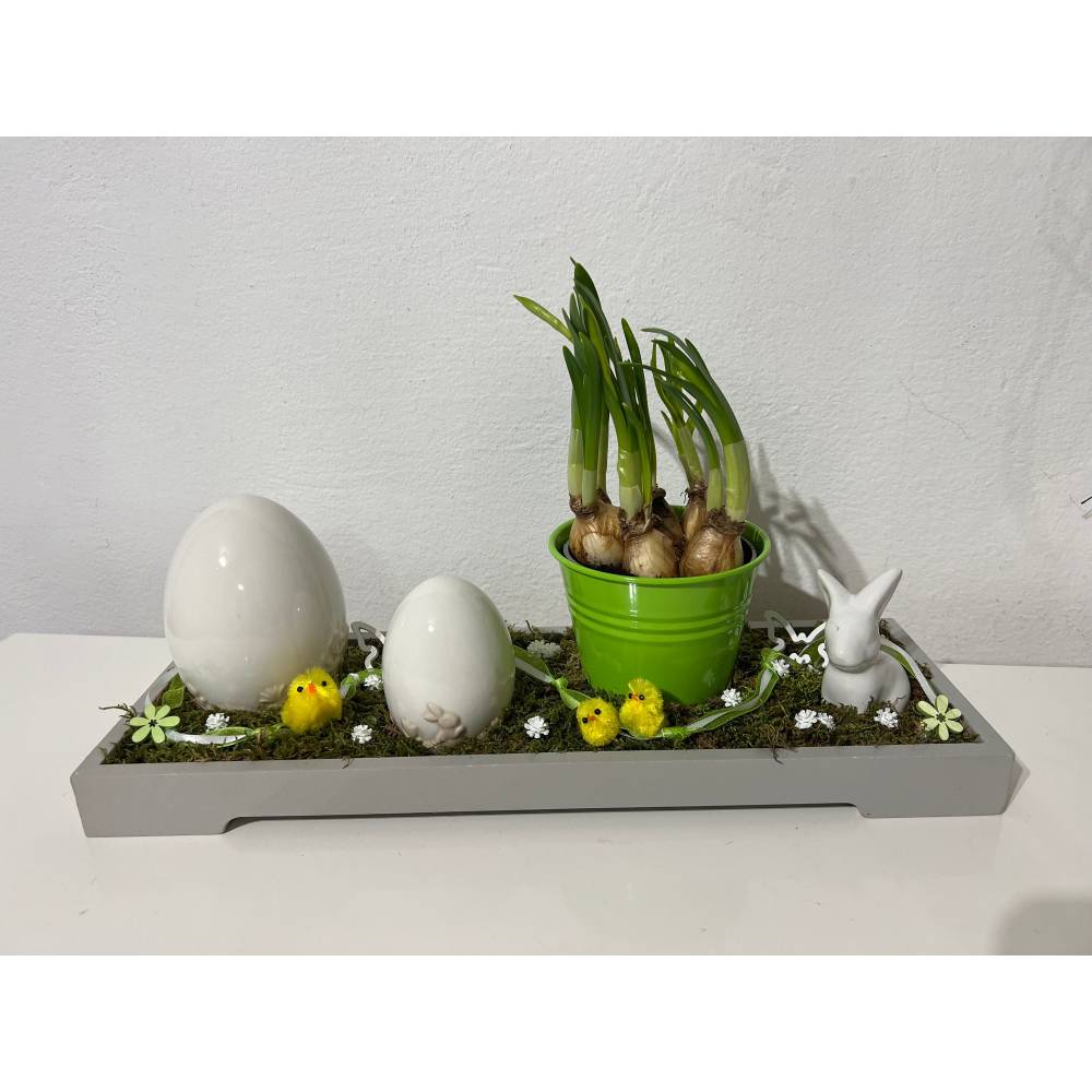 Osterdeko auf Tablett mit Blumentopf